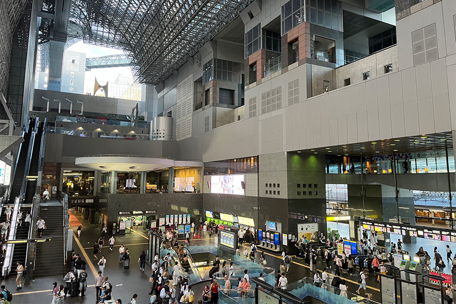 JR京都駅・中央口から東側エスカレーターを上がると、7階東広場へ。ベルモニュメントが目印