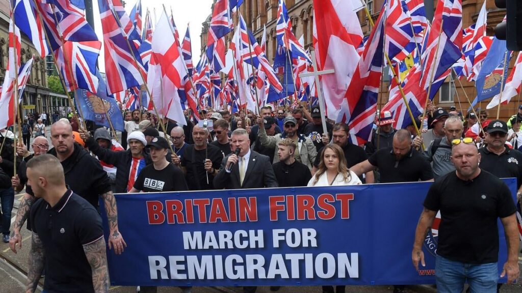 英国人の半数が移民を終わらせ、最近の到着を強制送還します