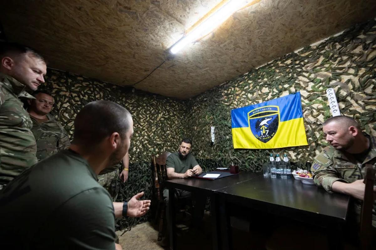 前線を視察したゼレンスキー大統領＝４日、ウクライナ・ハルキウ州/Presidential Office of Ukraine/DPA/Picture Alliance/AP