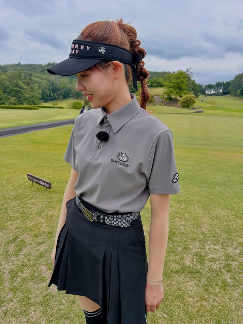 シックな色合いのウエア姿に注目！迫田さおり、"ミニスカ×ハイソ"スタイルのゴルフラウンドショットにファン歓喜！ | 話題の投稿 | スポーツブル (スポブル)