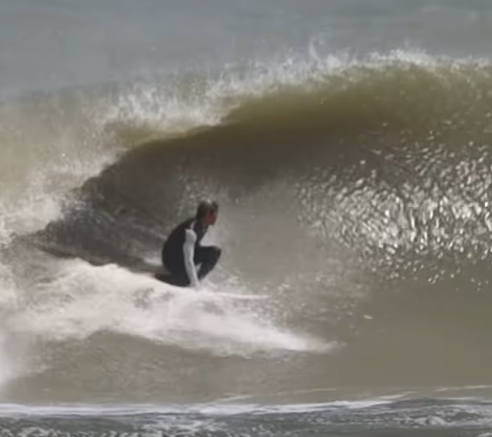 「波と一体化する瞬間」五十嵐カノア、ペルーで魅せた圧巻ライディング | 話題の投稿 | スポーツブル (スポブル)