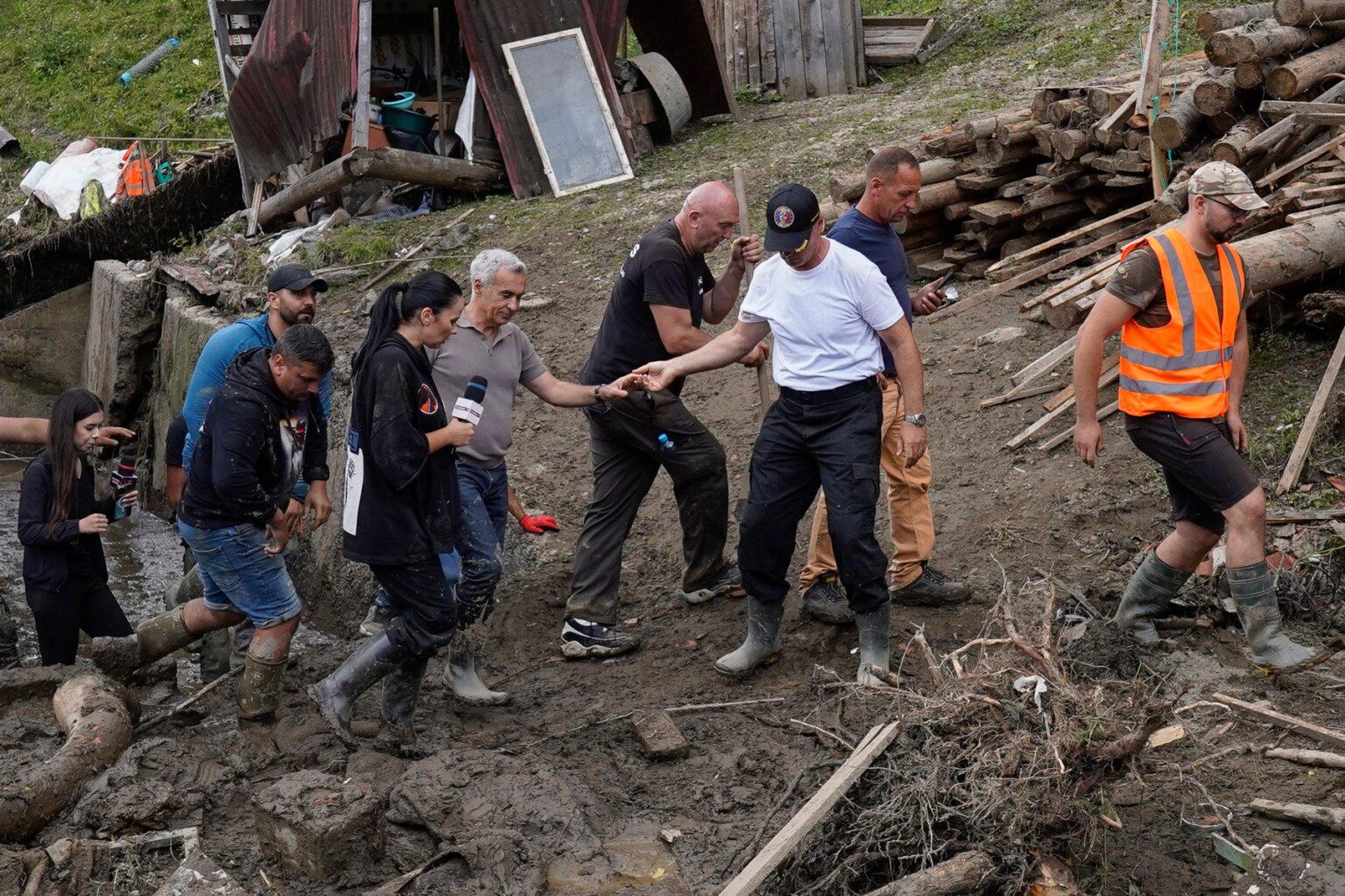 過激派のマーケティングに怒っているブロ・テニのビデオ地元の人々：「彼らは上がった、彼らは降りた」、「彼は彼のダキア人と一緒に来て、ちょうど手に携帯を持って来た」 /「彼らが不吉な食物を受け取ったことに怒っている「主権主義者」