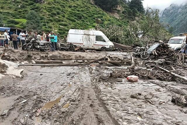インド北部の山村で土石流、56人死亡 行方不明者多数