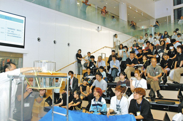 実験で科学をもっと身近に　県内教員らの会企画 小中高生が学ぶ