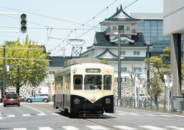 【とやまを撮る】レトロ型 中心街を行く　地鉄 土日祝の昼限定「ビア電」