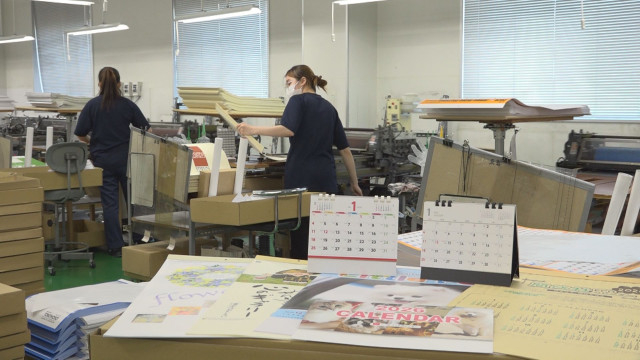 来年の干支「午」をデザインしたカレンダー作りが本格化 日本の伝統を守る使命感 1枚ずつ社名を印刷