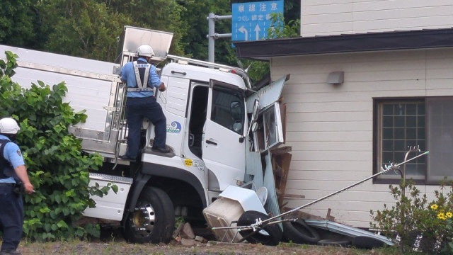 【速報】大型トラックが住宅に突っ込む 子ども2人が病院搬送 国道244号 北海道網走市