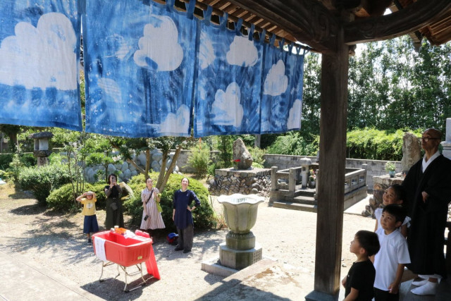 復興のれん お披露目　富山県射水市の勝蓮寺、寄贈の２枚 境内彩る