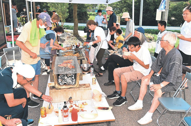 納涼祭 復興へ絆深め　富山県氷見市姿地区、支援の学生も参加