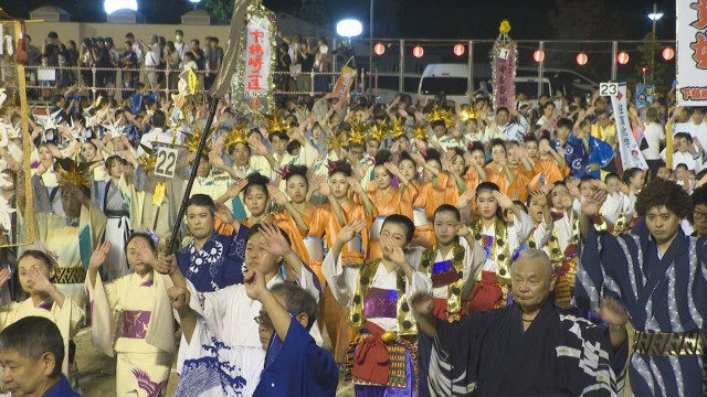 460年の伝統をつなぐ　本場鶴崎踊大会で800人が優雅な舞いを披露　夏の夜を彩る　大分