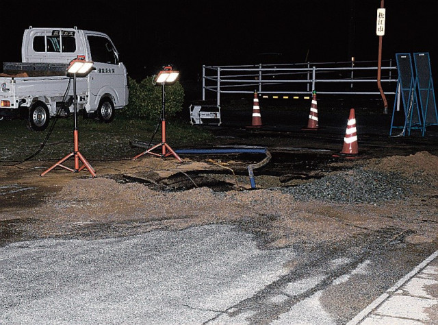 地下の水道管が破裂、道路が陥没　島根・松江市の市道、直径２ｍ、深さ６０ｃｍの穴　通りがかりの車、右前輪はまる