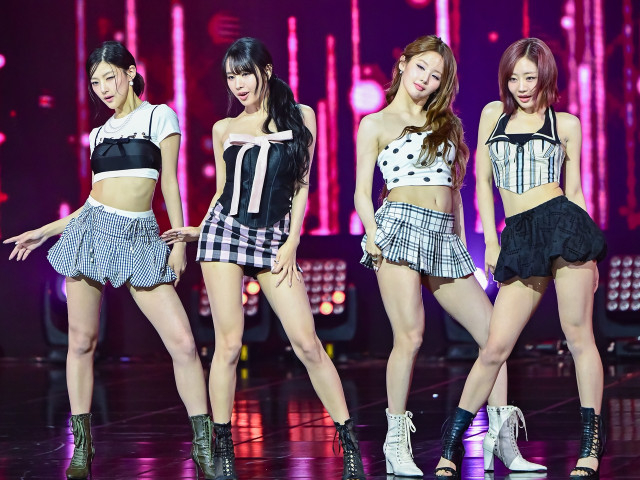 過激パフォーマンスが物議を醸したKISS OF LIFE、ヨーロッパ最大級の音楽フェスで圧巻ライブ！