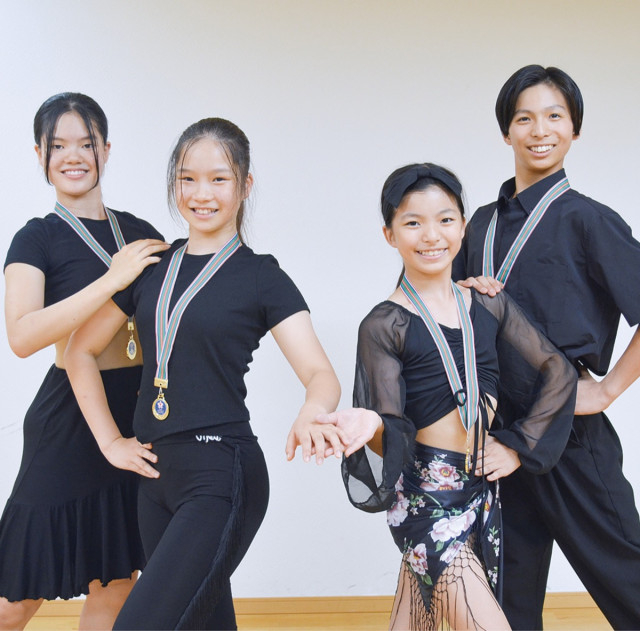 都筑区茅ケ崎中央のモリシタダンススタイル　社交ダンス 「兄姉」・「妹妹」で日本一 年長ペアは世界選手権へ〈横浜市都筑区〉