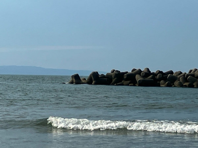 【続報】海水浴場で20代の男性 死亡　波打ち際にうつ伏せの状態で見つかる　警察と消防　近く司法解剖で死因 調べる　富山