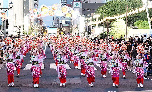 真夏の県都、踊る 躍る　山形花笠まつり開幕