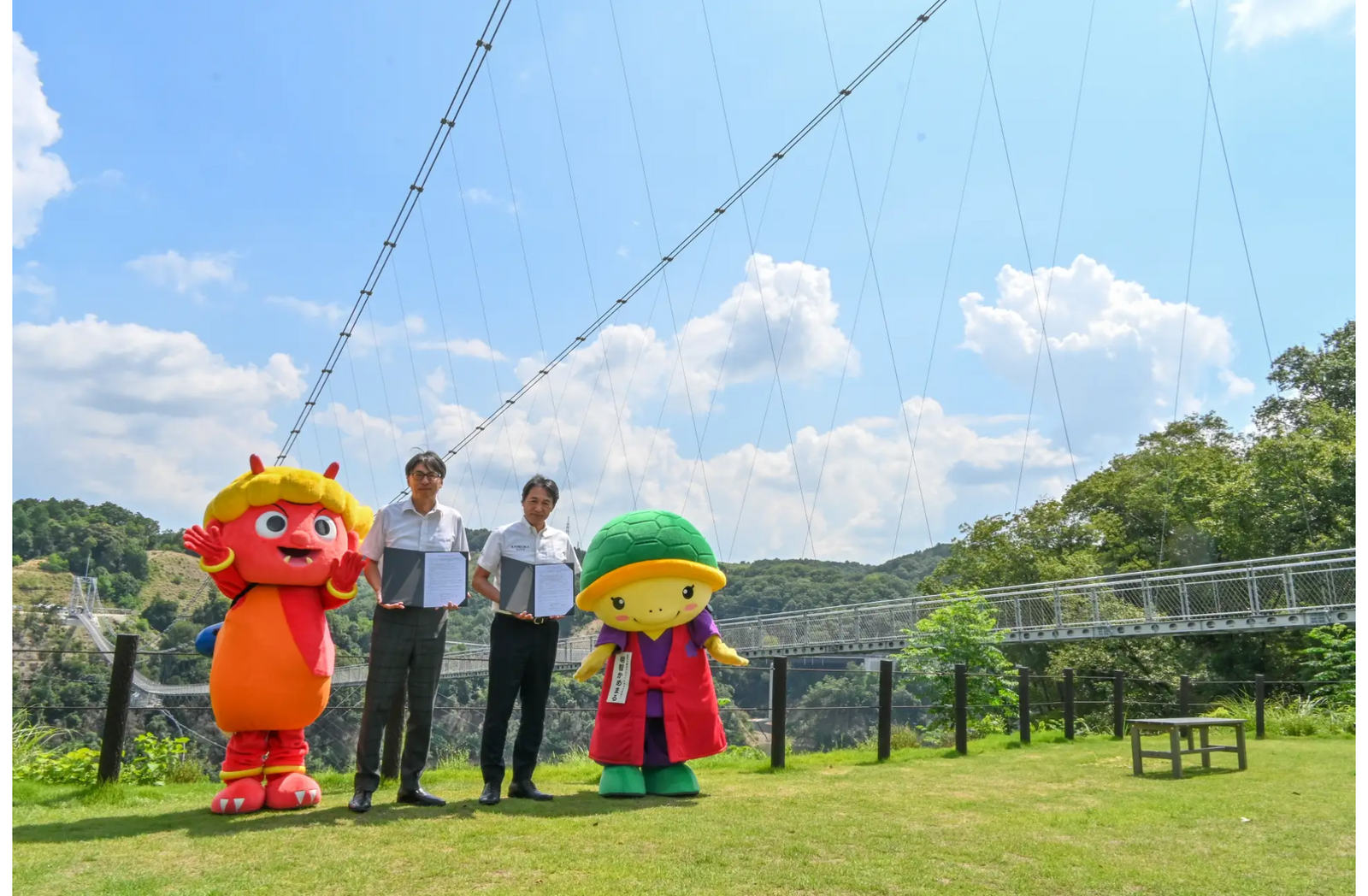 ▲協定書を持つ両市長と、両市のマスコットキャラクター：亀岡市 プレスリリースより