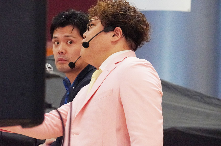 ネタ中のマユリカ（中谷・阪本 8月30日 Lmaga.jp撮影）