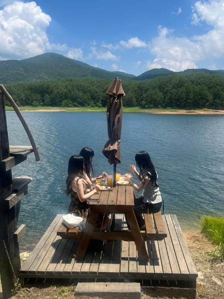 広島・北広島町にあるコーヒーハウス「正直村」のテラス席