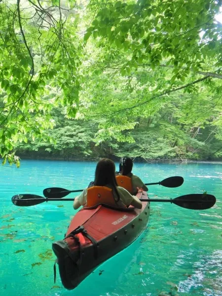 群馬県中之条町の「四万湖」でカヌーをしている女性たち