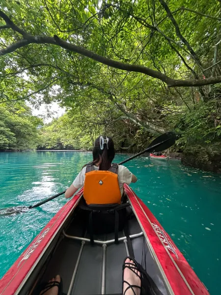群馬県中之条町の「四万湖」でカヌーをしている女性