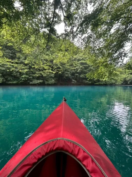 群馬県中之条町の「四万湖」でカヌーをしている様子