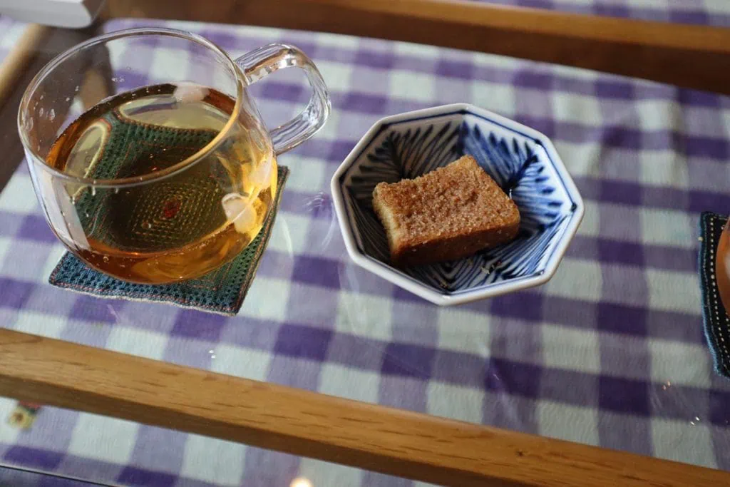 長野・上諏訪の宿「mitaya micro hotel」のウェルカムサービスのラスク