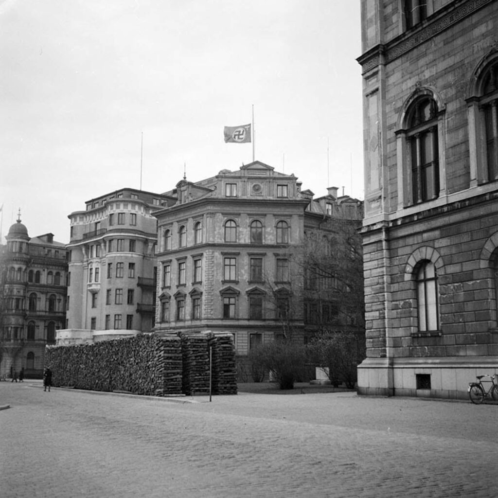 スウェーデンのドイツ大使館は、1945年4月30日、ヒトラーの死の日に旗が半分になりました