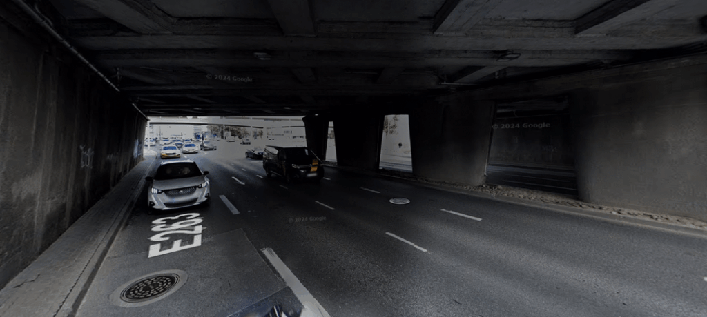 タリン空港に到着すると、時々旧市街を歩きます。私が覚えている限り、それはここで同じ方法でした -  8つのラインの私道、そしてそれは左側の車道の端だけではありません - それは実際には歩道です。 WTF、2025年はまだそこにトンネルを作っていませんか？