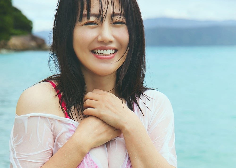 磯山さやか、デビュー25周年に最新写真集発表　笑顔と水着姿にファン歓喜 | 話題の投稿 | スポーツブル (スポブル)