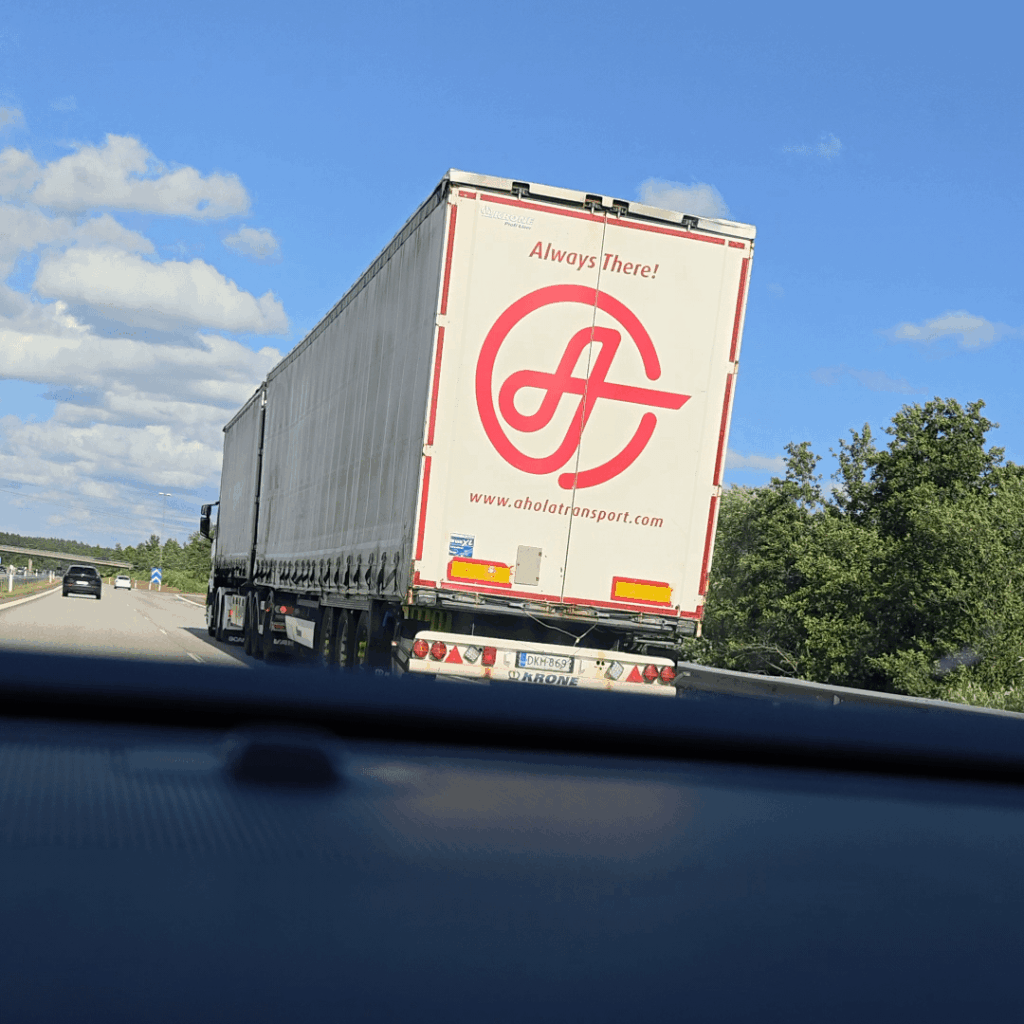 証人を探しています。 E4の道路の事前ジャード。