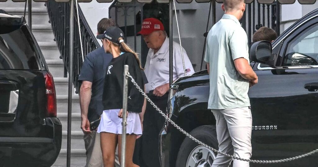 トランプは最終的に公の場に登場することで死の噂を避けます