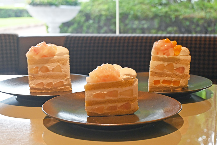 左から、新エクストラスーパーピーチショートケーキ（3996円）、スーパーピーチショートケーキ（1728円）、エクストラダブルショートケーキ（5940円）（7月30日／Lmaga.jp撮影）