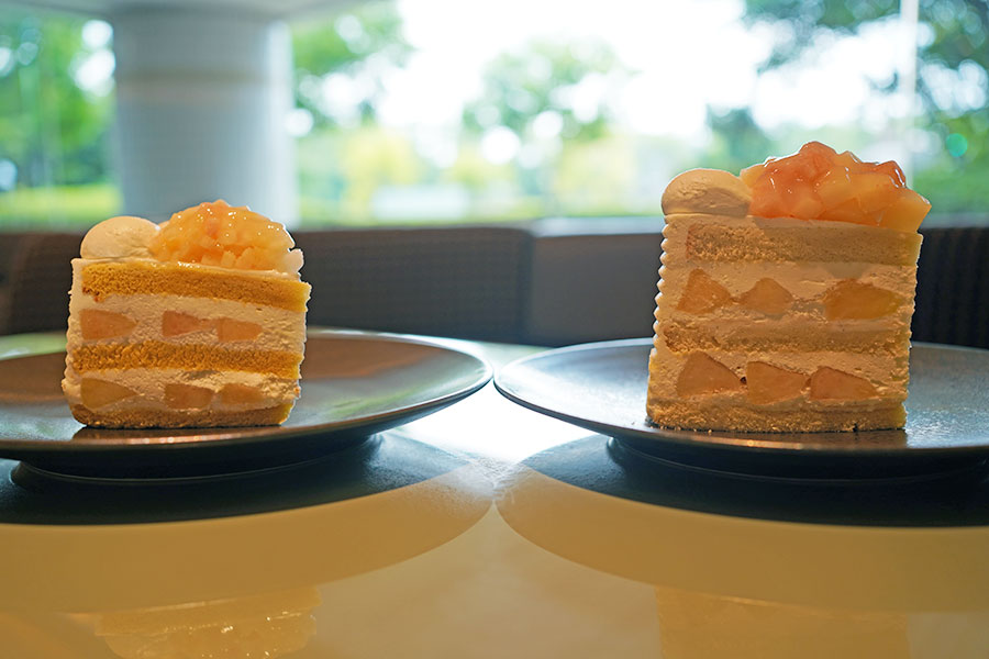 「スーパーピーチショートケーキ」と「新エクストラスーパーピーチショートケーキ」の大きさの違い
