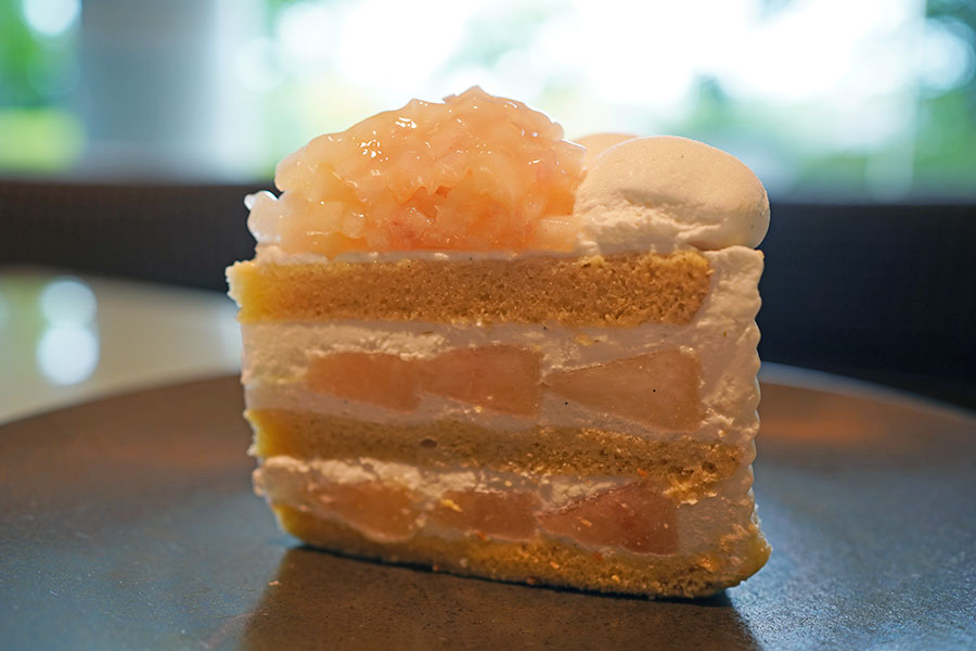 「ホテルニューオータニ大阪」スーパーピーチショートケーキ（1728円）（7月30日／Lmaga.jp撮影）