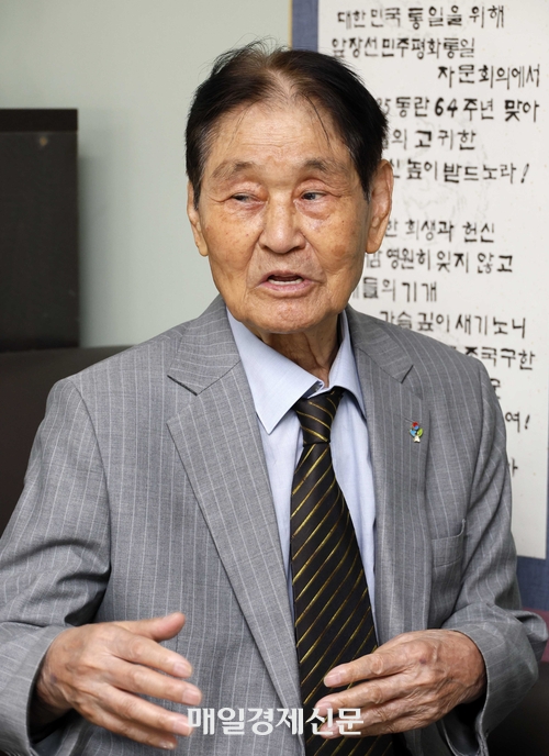 在日学徒のパク&middot;ウンウク義勇軍同志会長が先月22日、ソウル汝矣島（ヨイド）の中央報勲会館で毎日経済とインタビューしている。 [キム&middot;ホヨン記者]
