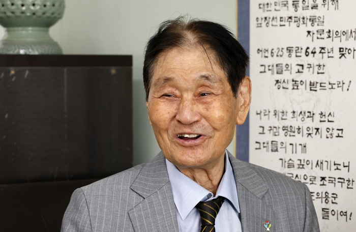 在日学徒のパク·ウンウク義勇軍同志会長が先月22日、ソウル汝矣島（ヨイド）の中央報勲会館で毎日経済とインタビューしている。 [キム·ホヨン記者]
