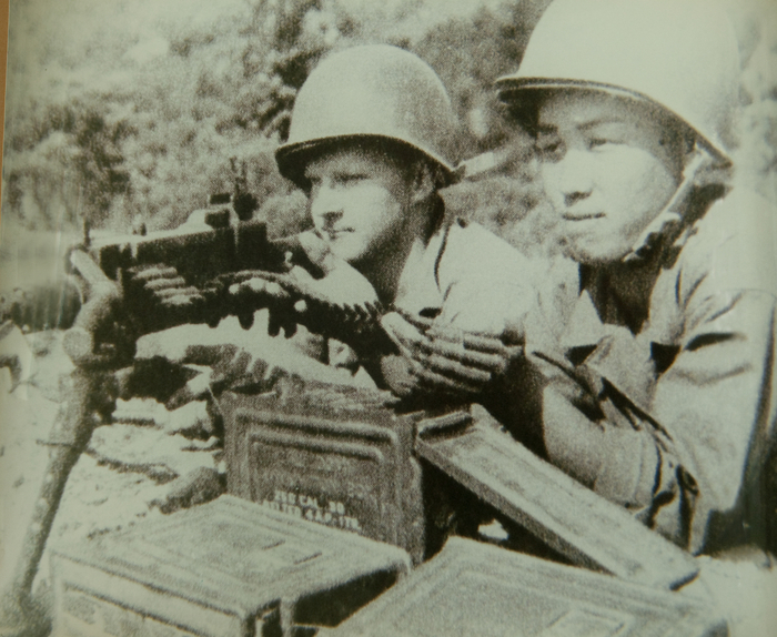 在日学徒義勇軍の将兵たちが米軍と一緒に訓練を受ける姿。 【写真出典=在日学徒義勇軍愛国記念館ホームページ】