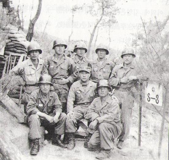 韓国戦争当時、工兵大隊作戦と戦友たちと一緒にいる在日学徒義勇軍のチェ·ソンギュさん（前列左の一番目）。 【写真出典=在日学徒義勇軍愛国記念館ホームページ】