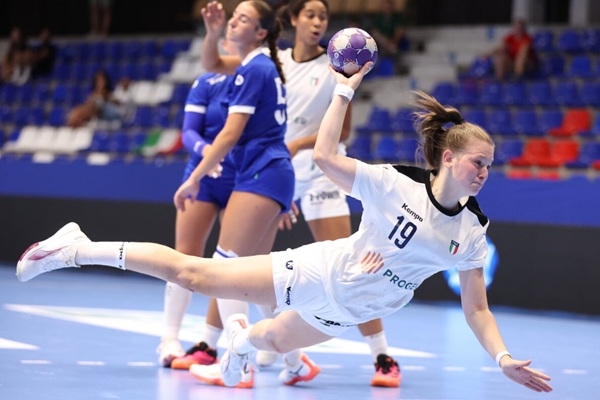 写真女子17歳ヨーロッパハンドボール選手権2025イタリアとイギリスの試合の様子、写真出典=イタリアハンドボール協会