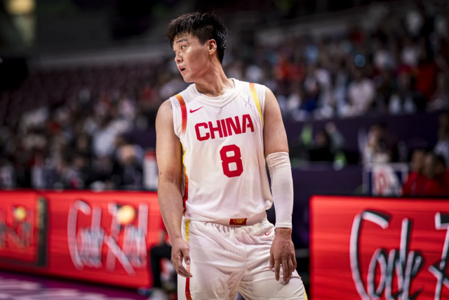 中国のキャプテン、趙瑞は大韓民国戦勝利後の記者会見で、首がつまったままインタビューを続けた。 彼は「中国代表としてあと何試合プレーできるか分からない。 だからもっと大事に思う。 仲間たちに感謝する。 私に中国代表として1試合でも多くプレーできるようにしてくれて本当にありがたい」と話した。 写真=FIBA提供