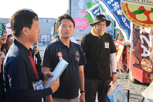 会場を視察する斎藤元彦知事（2日、兵庫県尼崎市）