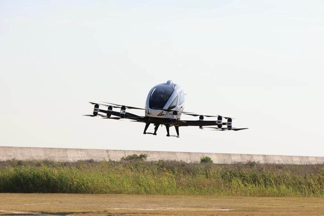 デモ飛行する「空飛ぶクルマ」（2日、兵庫県尼崎市）