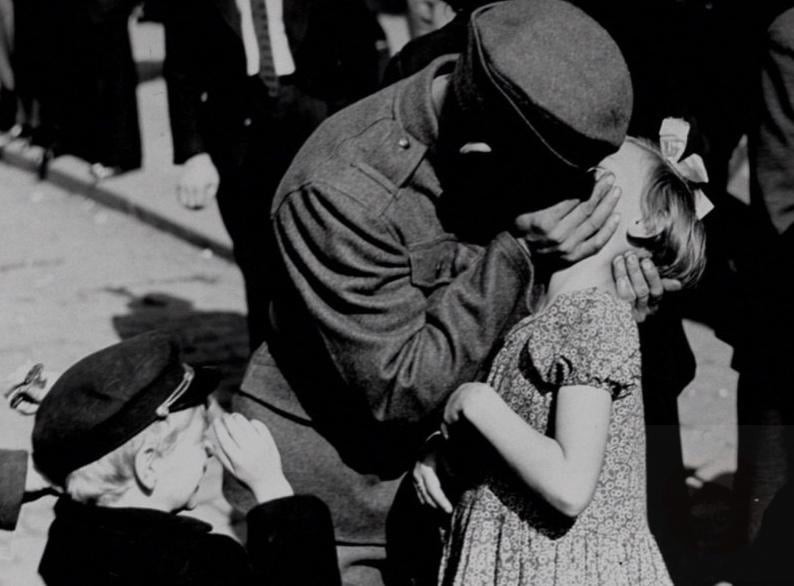 チェコスロバックの兵士は、戦うために去り、1938年の娘にキスをします。