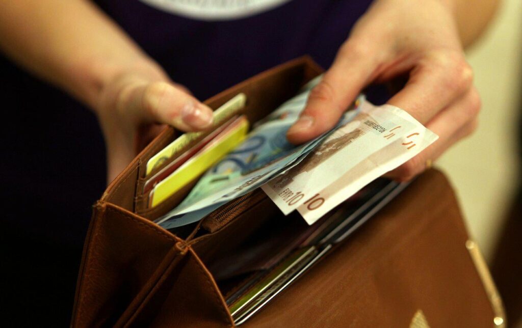 ラトビアの平均給与«紙の上の株式»は、年間8.2％上昇して年間1800ユーロになりました。