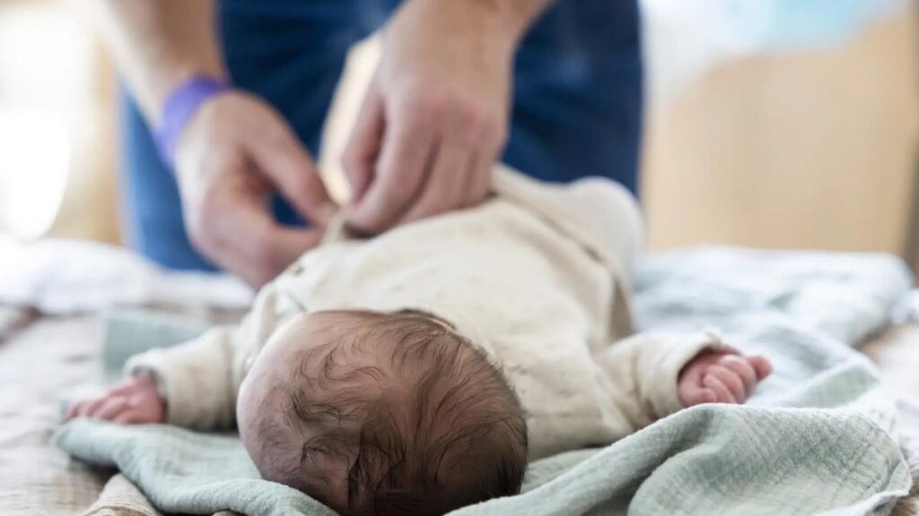 母乳育児を証明するために「胸を絞る」ことを強制したいボスを非難する女性