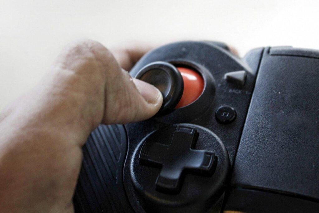 3人の刑務所の囚人は、ゲームコンソールの禁止に抗議します
