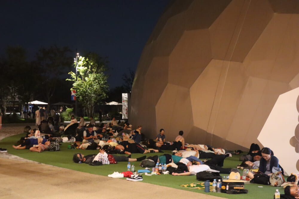 Tens of thousands left stranded at Osaka Expo by train fault