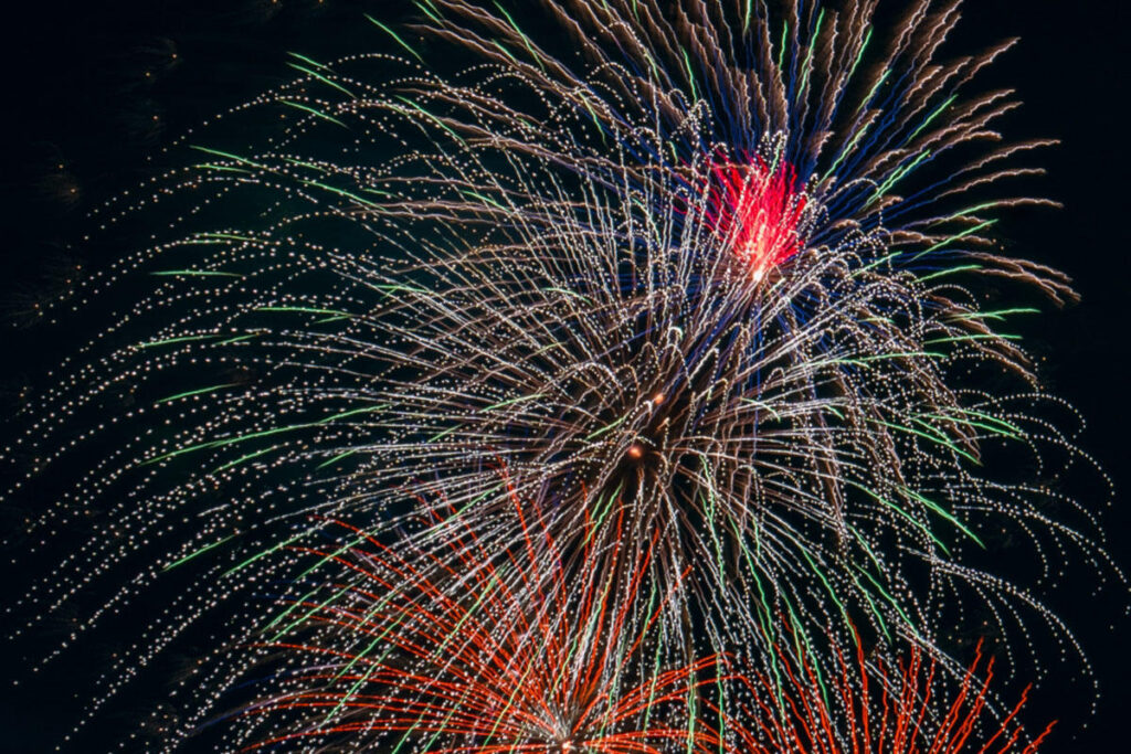 【2025】四国中央市土居夏まつり 花火大会が明日開催！二千発の花火を打ち上げ | 夜景FANマガジン