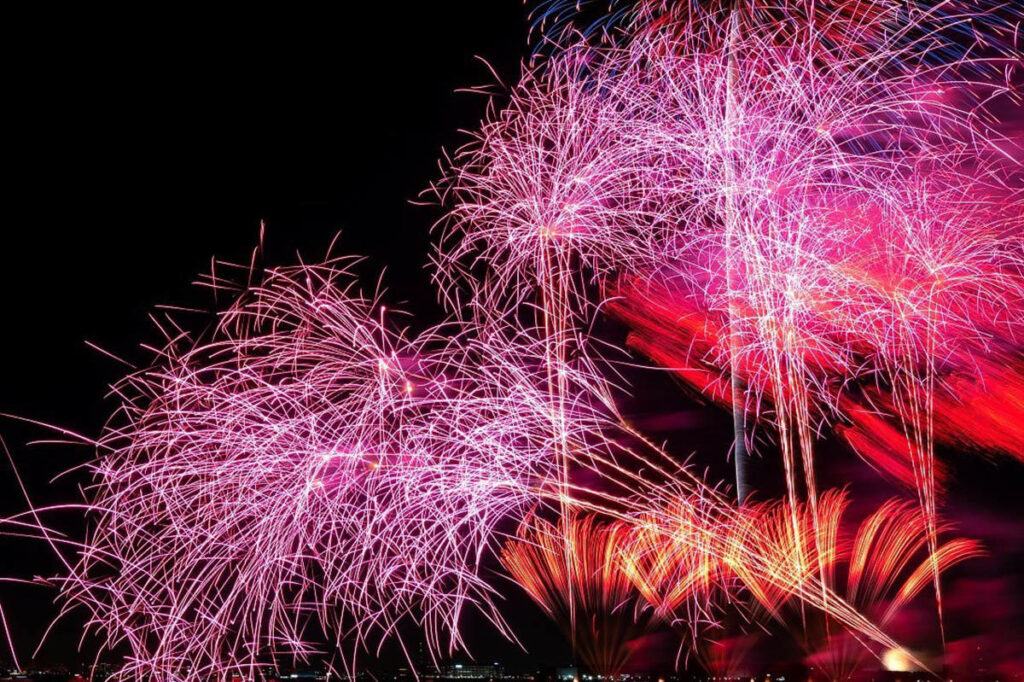 【2025】幕張ビーチ花火フェスタ2025が本日開催！二万発の花火を打ち上げ | 夜景FANマガジン