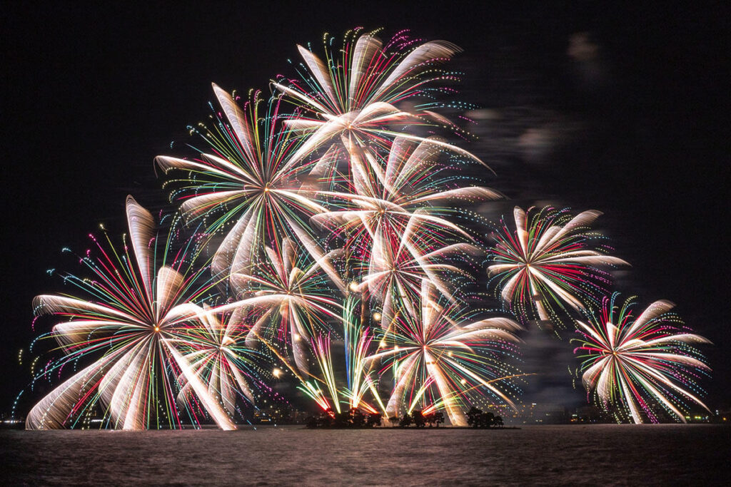 【2025】松江水郷祭 湖上花火大会が本日開催！2日間で二万発の花火を打ち上げ　ドローンショーも | 夜景FANマガジン